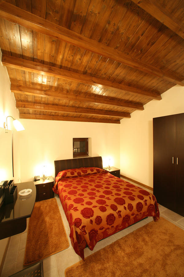 Arhontiko Parnona Hotel Karyes Phòng bức ảnh